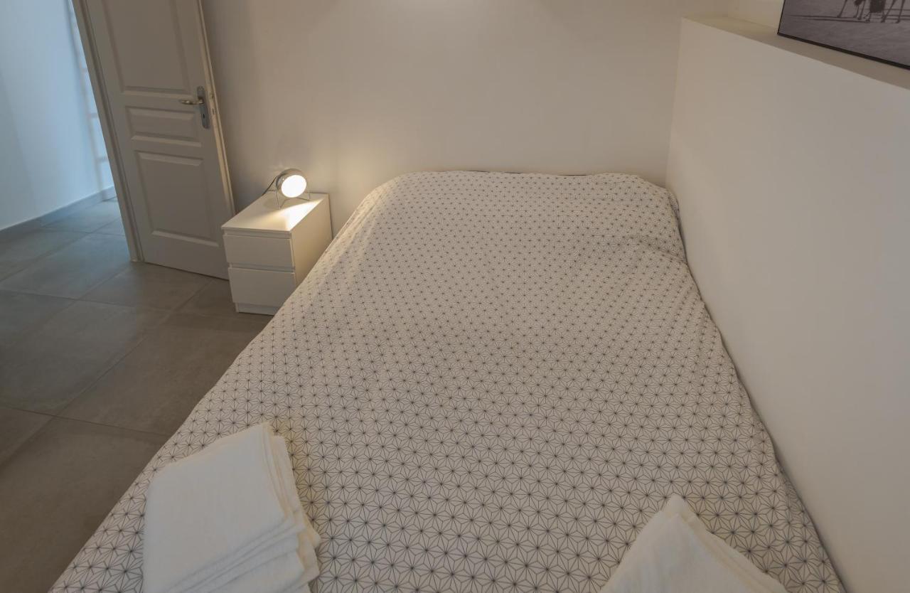 Appartement Terrasse climatisé calme en centre-ville LʼIsle-sur-la-Sorgue Esterno foto